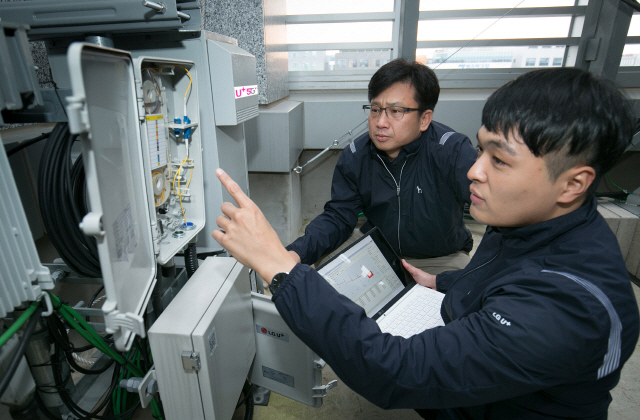 LG유플러스 직원들이 새로 개발한 광선로감시시스템을 시험하고 있다./사진제공=LG유플러스