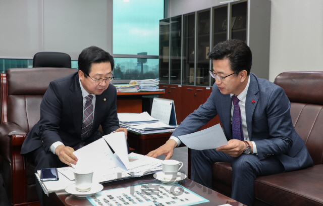 허태정(사진 오른쪽) 대전시장이 이장우(〃왼쪽) 국회의원을 방문해 대전시 현안사업과 관련한 예산증액을 요청하고 있다. 사진제공=대전시