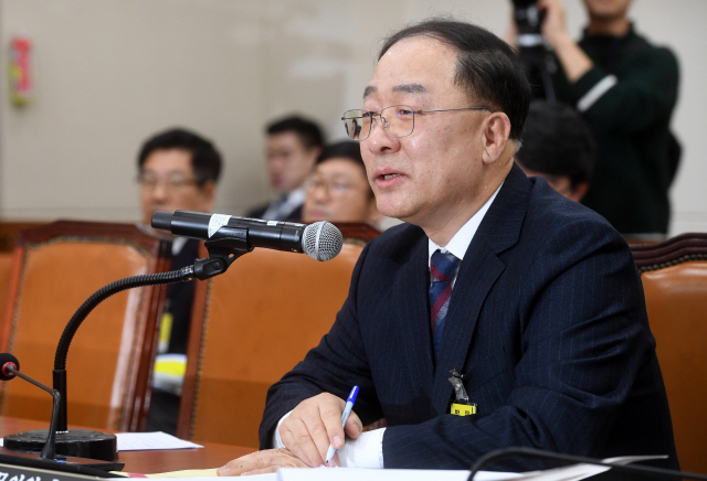 홍남기 경제부총리 겸 기획재정부 장관 후보자가 4일 서울 여의도 국회 기획재정위원회에서 열린 인사청문회에서 의원들의 질문에 답하고 있다./권욱기자