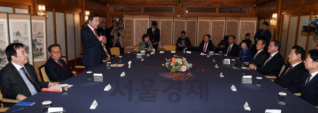 이낙연 국무총리가 4일 저녁 서울 종로구 삼청동 총리공관에서 중견기업연합회 강호갑 회장 등 지도부를 초청해 만찬을 하며 인사말을 하고 있다./이호재기자.