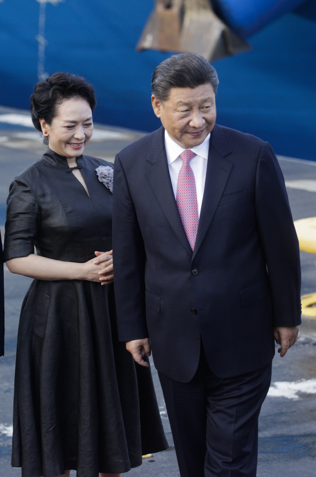 시진핑 주석과 퍼스트 레이디 펑리위안이 지난 3일 파나마 시티에 방문해 파나마 운하를 둘러보고 있다. /AP통신