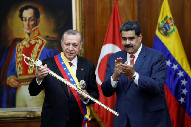 레제프 타이이프 에르도안(왼쪽) 터키 대통령과 니콜라스 마두로 베네수엘라 대통령/카라카스=로이터연합뉴스