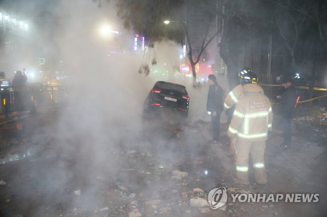 4일 오후 고양시 백석역 근처에서 지역 난방공사 배관이 터지는 사고가 발생, 소방대원들이 수습하고 있다./사진=연합뉴스