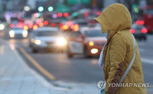 비가 그치고 쌀쌀해진 지난 4일 오후 서울 종로구 세종로네거리에서 잔뜩 움츠린 시민들이 발걸음을 서두르고 있다./연합뉴스