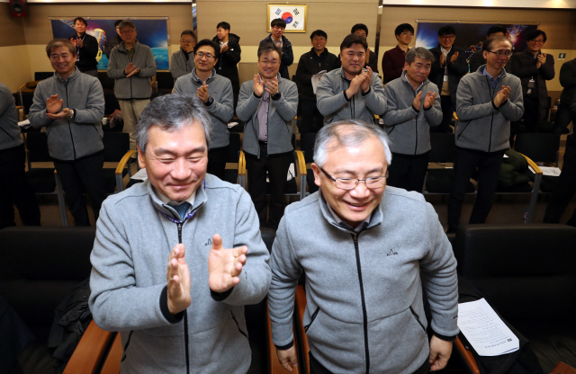 5일 오전 대전 유성구 한국항공우주연구원에서 임철호 원장을 비롯한 직원들이 천리안 2A 위성 첫 교신 성공 소식에 박수 치고 있다. / 연합뉴스