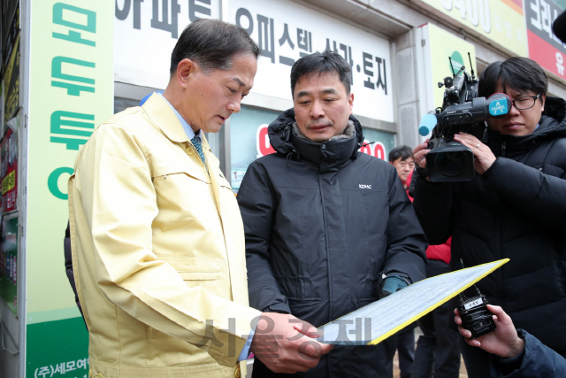 이재준(왼쪽) 고양시장이 5일 백석동 온수배관파열사고 현장을 점검하고 있다. /사진제공=고양시