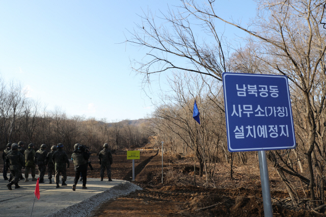 국방부는 유해발굴감식단장인 이모 대령을 직위 해제했다고 5일 밝혔다. 사진은 남북 DMZ 유해발굴지역 도로 공사 현장. /연합뉴스