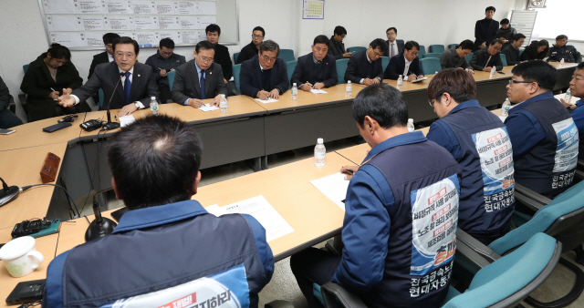 지난달 30일 오전 현대자동차 울산공장 노동조합 사무실에서 이용섭 광주광역시장이 하부영 현대차 노조위원장 등 노조 간부들과 면담하고 있다. / 연합뉴스