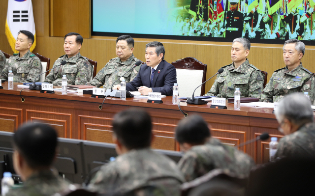 정경두 국방부 장관이 5일 오전 서울 용산구 국방부에서 취임 후 첫 전군 주요지휘관 회의를 주재하며 모두 발언을 하고 있다.