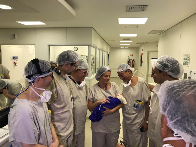 지난 2017년 12월 15일 브라질 상파울로에서 의료진들이 사망자의 자궁을 이식받은 여성이 출산한 아기를 살펴보고 있다./상파울로=로이터연합뉴스