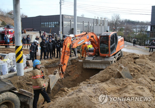 파주서 공사중 흙더미 무너져…1시간 만에 구조된 근로자 2명 사망