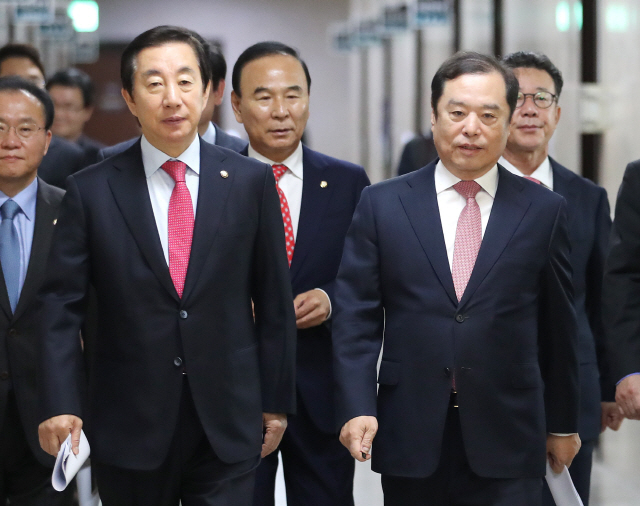 지난 3일 오전 자유한국당 김병준 비상대책위원장(오른쪽)과 김성태 원내대표가 국회에서 열린 비상대책회의에 입장하고 있다. / 연합뉴스