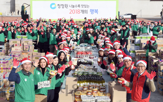 5일 오전 서울 종로구 광화문광장 북측광장에서 열린 ‘청정원 나눌수록 맛있는 2018개의 행복’ 나눔행사에서 임직원과 주부봉사단이 어려운 이웃들에게 전달할 식료품 나눔박스를 포장하기전 손을 흔들고 있다.  /이호재기자.