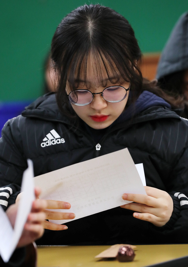 5일 서울 영등포구 여의도여고 3학년 교실에서 한 학생이 대학수학능력시험 성적표를 조심스럽게 확인하고 있다.    /이호재기자