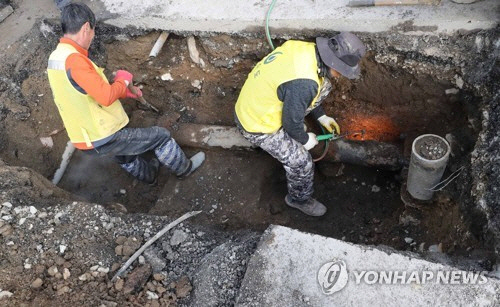 백석역 이어 부산서도 56℃ 온천수 도로에 '콸콸' 쏟아져