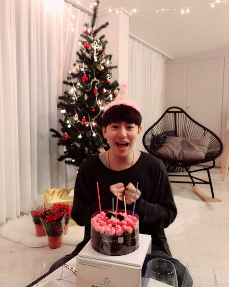 [SE★PIC] 안용준, 9살 연상 아내 베니와 행복한 생일파티