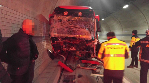 6일 오전 평택~제천 고속도로 노은터널에서 관광버스가 트럭을 들이받는 사고가 발생했다./ 연합뉴스