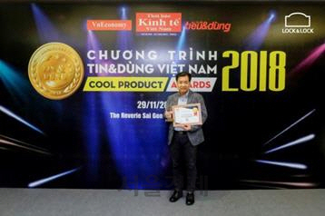 천해우 락앤락 동남아사업부문장 전무가 베트남 ‘2018 소비자가 신뢰하는 100대 브랜드’에서 수상한 뒤 기념촬영을 하고 있다. /사진제공=락앤락