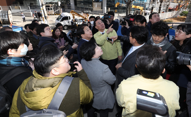 지난달 28일 오후 서울 서대문구 KT 아현지사 통신구 화재현장을 방문한 국회 과학기술정보방송통신위원회 노웅래 위원장이 민원기 과기정통부 2차관으로부터 설명을 듣고 있다. / 연합뉴스