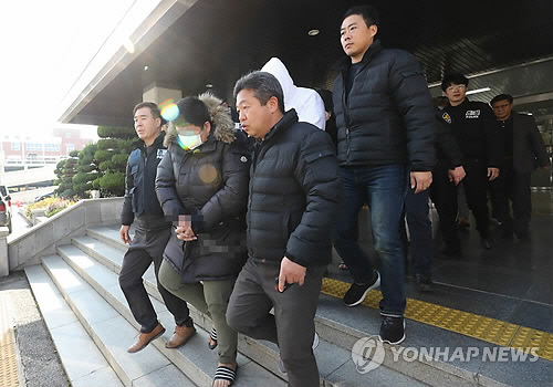 지난 26일 광주 북부경찰서에서 광주 조폭에 원정 보복한 수도권 조폭 12명이 법원으로 압송됐다./연합뉴스
