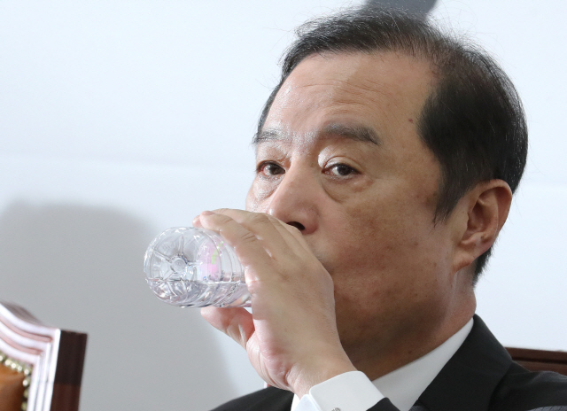 김병준 자유한국당 비상대책위원장이 6일 오전 국회에서 열린 비상대책위원회의에서 물을 마시고 있다. /연합뉴스