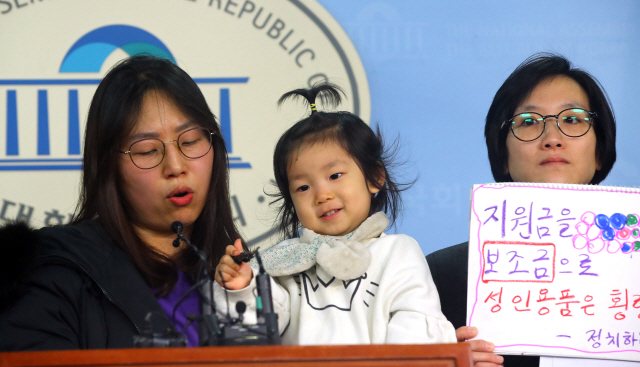 5일 오전 국회 정론관에서 열린 기자회견에서 ‘정치하는엄마들’의 한 활동가가 ‘유치원 3법’ 통과를 촉구하고 있다/ 연합뉴스