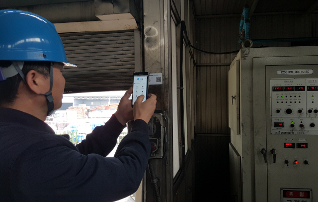 설비담당자가 ‘정비통’ 앱에 접속해 현장에서 설비를 점검 하고 있다. /사진제공=포스코ICT