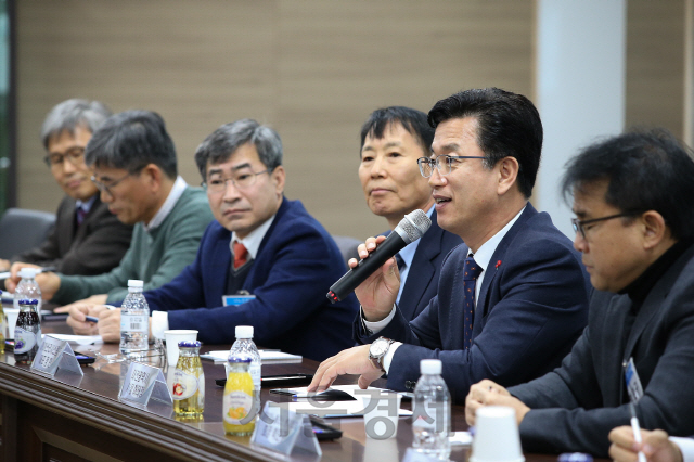 허태정(사진 오른쪽에서 두번째) 대전시장이 대전지역 일하기 좋은 기업 대표와의 간담회에서 인사말을 하고 있다. 사진제공=대전시