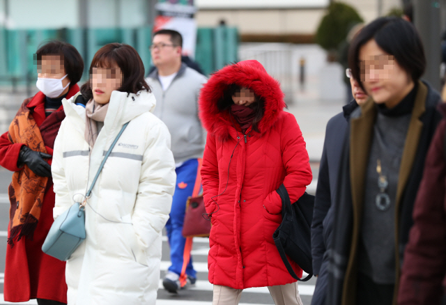 전국 곳곳에 한파주의보가 내려진 지난 5일 오전 서울 세종로 사거리에서 두꺼운 옷차림을 한 시민들이 출근길을 재촉하고 있다. / 연합뉴스