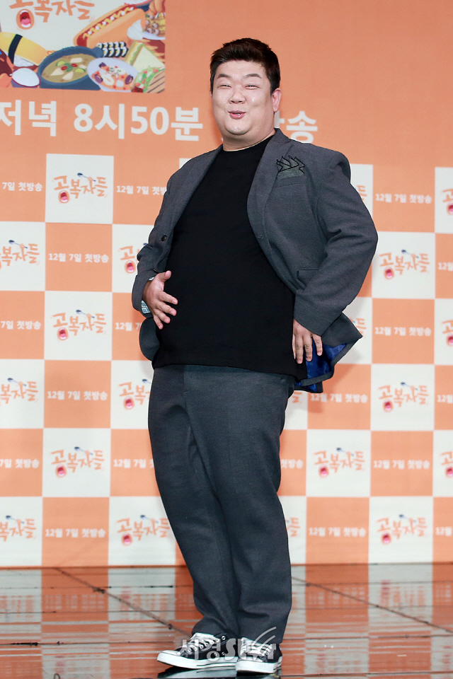 개그맨 유민상이 MBC 예능 ‘공복자들’ 제작발표회에 참석해 포즈를 취하고 있다.