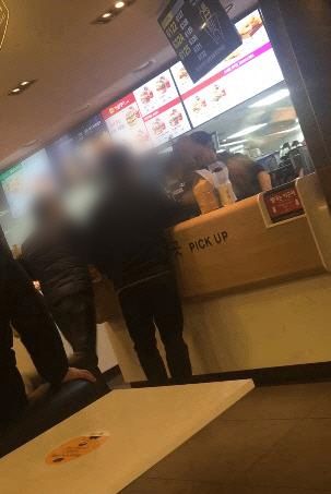 맥도날드 직원에게 햄버거를 던지는 ‘갑질’ 손님[유튜브 캡처] /연합뉴스