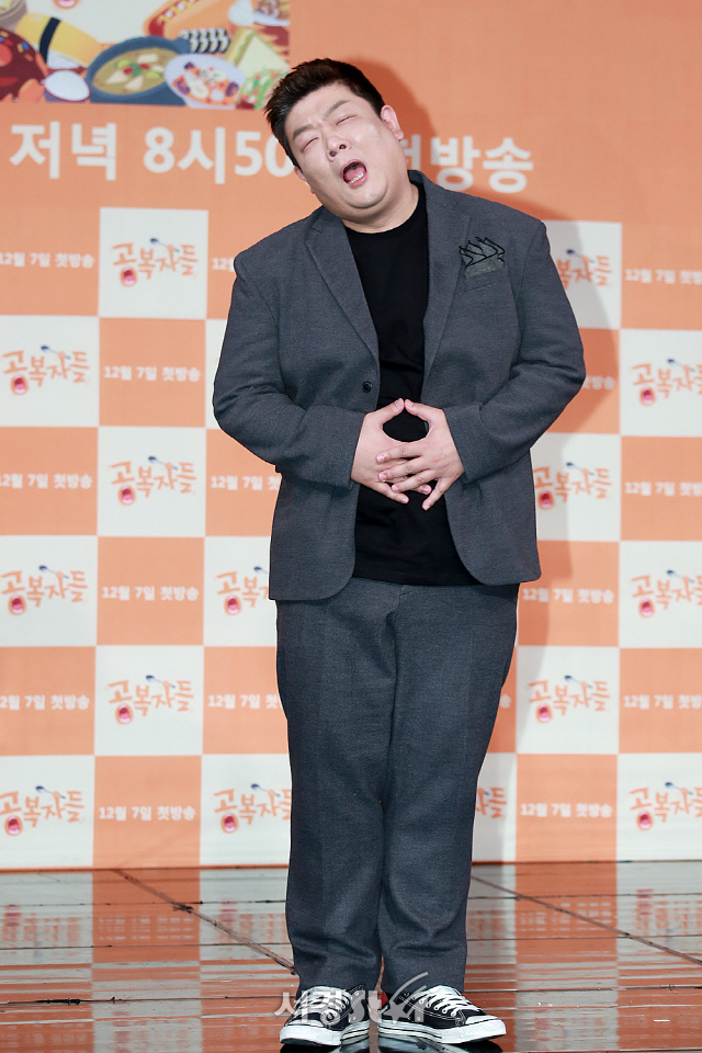 개그맨 유민상이 MBC 예능 ‘공복자들’ 제작발표회에 참석해 포즈를 취하고 있다.