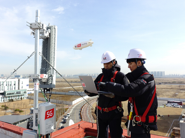 KT 관계자들이 5G 오픈 플랫폼 기반으로 연세대 송도 국제캠퍼스에서 5G 스카이십 영상을 신촌캠퍼스에 전송하고 있다./사진제공=KT