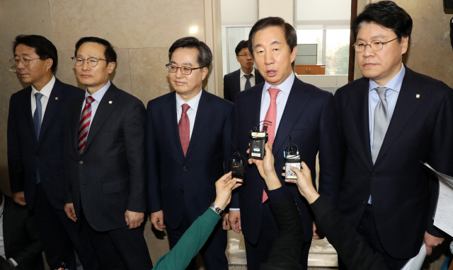 자유한국당 김성태  원내대표가 6일 국회 운영위원장실에서 더불어민주당과 회동을 마친 후 예산안 처리 양당 잠정합의를 발표하고 있다. /연합뉴스