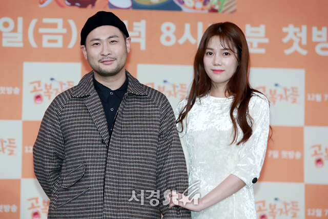 미쓰라와 권다현 부부가 MBC 예능 ‘공복자들’ 제작발표회에 참석해 포즈를 취하고 있다.