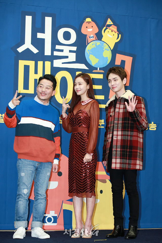 개그맨 김준호, 배우 홍수현, 샤이니 멤버 키가 tvN 예능 ‘서울메이트2’ 제작발표회에 참석해 포토타임을 갖고 있다.
