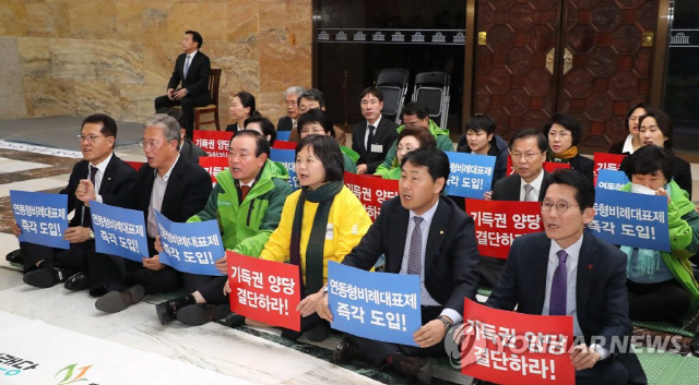 바른미래당 손학규 대표가 6일 오후 국회 로텐더홀에서 더불어민주당과 자유한국당의 선거제 개혁 합의를 거부하고 예산안 처리를 합의 한것과 관련해 단식투쟁을 하고 있다. 앞쪽에는 바른미래당, 민주평화당, 정의당 의원들이 긴급결의대회를 열고 있다./사진=연합뉴스