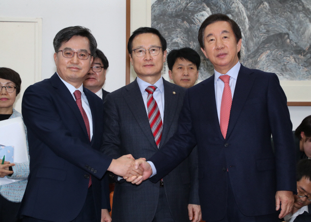 민주당ㆍ한국당 예산안 합의문 발표      (서울=연합뉴스) 김주형 기자 = 김동연 경제부총리 겸 기획재정부 장관(왼쪽부터), 더불어민주당 홍영표, 자유한국당 김성태 원내대표가 6일 오후 국회에서 내년도 예산안 합의 결과를 발표하며 손을 맞잡고 있다. 2018.12.6      kjhpress@yna.co.kr  (끝)      <저작권자(c) 연합뉴스, 무단 전재-재배포 금지>