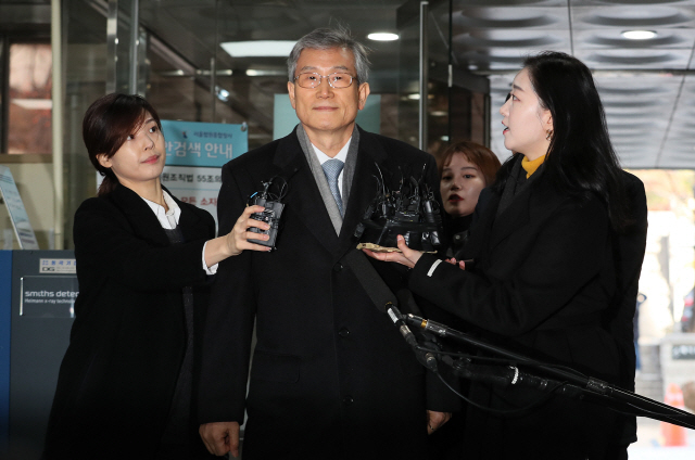 영장심사 받는 ‘사법농단’ 고영한 전 대법관       (서울=연합뉴스) 이지은 기자 = 사법행정권 남용 사건에 관여한 의혹을 받는 고영한 전 대법관이 6일 오전 서울 서초구 서울중앙지방법원에서 열린 영장실질심사를 받기 위해 법정으로 향하고 있다.       전직 대법관이 구속 전 피의자 심문(영장실질심사)을 받는 것은 이번이 처음이다. 2018.12.6      jieunlee@yna.co.kr  (끝)      <저작권자(c) 연합뉴스, 무단 전재-재배포 금지>