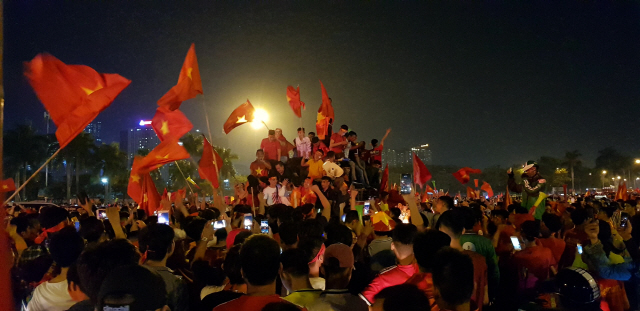 ‘박항서 매직’에 베트남은 축제장...필리핀 꺾고 결승 진출