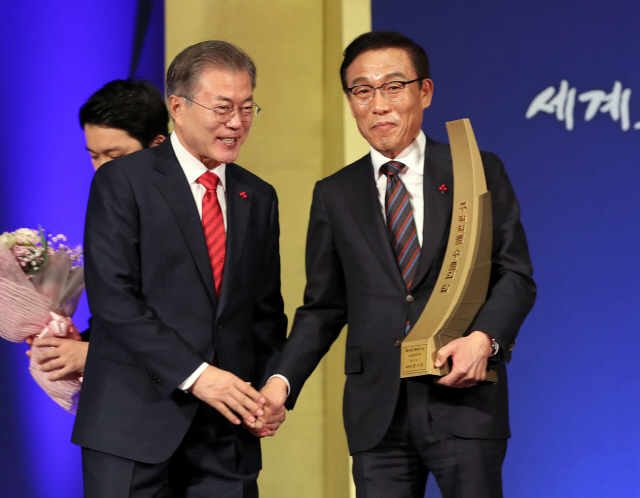 文대통령 '고용없는 성장 일반화...자기것 요구보단 양보해야'