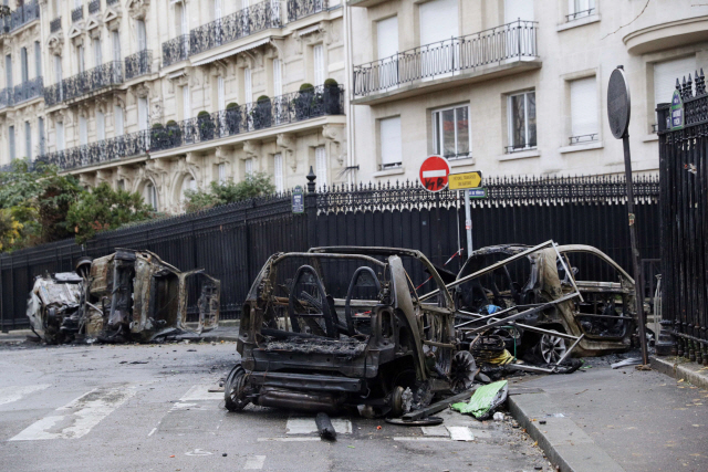 프랑스는 지난 2일 ‘노란조끼’ 폭력시위 확산에 비상사태 선포를 검토할 것이라고 밝혔다. /연합뉴스