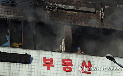 인천 연수구의 한 상가건물서 원인 불명의 불이 나 33분 만에 진화됐다./ 연합뉴스