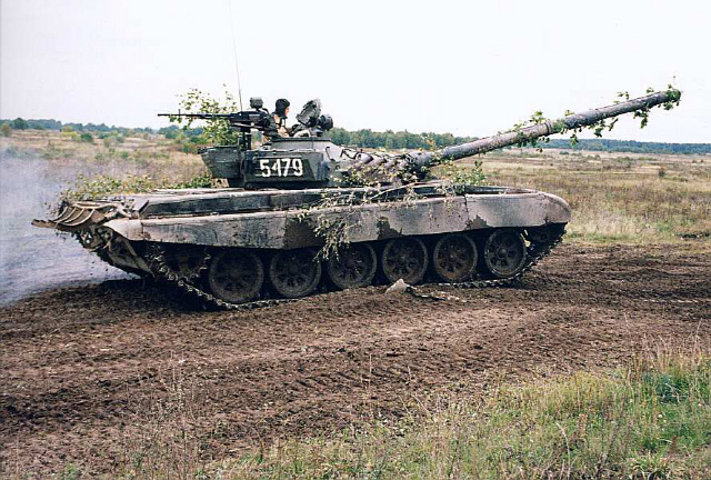 폴란드가 옛소련의 면허를 사들여 국내 제작한 T-72M1전차. 폴란드 기갑전력의 절반 이상을 차지하는 이 전차 일부의 교체가 추진되며 국산 K2전차도 후보군에 올랐다.