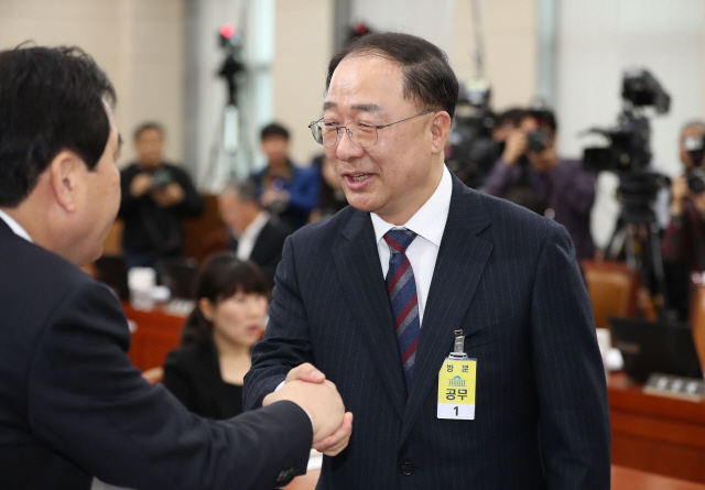 홍남기 경제부총리 겸 기획재정부 장관 후보자가 4일 국회 기획재정위원회에서 열린 자신의 인사청문회에서 의원들과 인사하고 있다. /연합뉴스