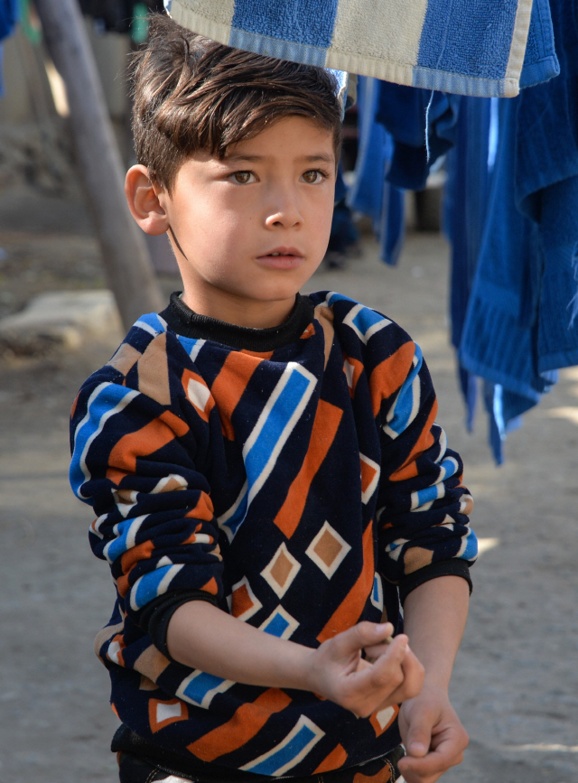 ‘비닐봉지 메시’로 유명해진 아프간 7살 꼬마, 탈레반 위협에 떠돌아