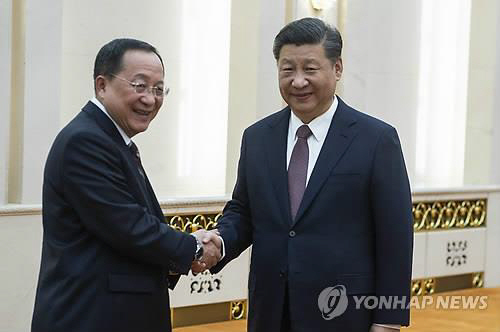 중국을 방문 중인 리용호 북한 외무상이 7일(현지시간) 베이징 인민대회당에서 시진핑 중국 국가주석과 악수하고 있다./사진=연합뉴스