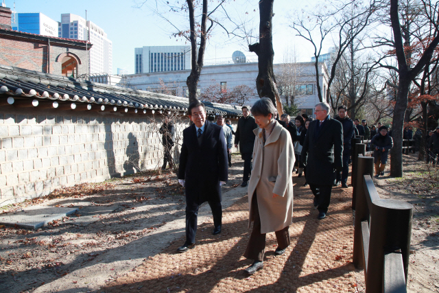 박원순 서울시장(왼쪽부터), 정재숙 문화재청장, 사이먼 스미스 주한 영국대사 등이 7일 오전  새로 개방된 덕수궁 돌담길을 따라 걷고 있다./연합뉴스