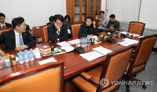 7일 열린 국회 교육위원회 유아교육법 일부개정법률안을 논의하는 법안심사소위에 박용진 위원(왼쪽 두번째) 등 여당 위원들이 개의를 기다리고 있다./연합뉴스