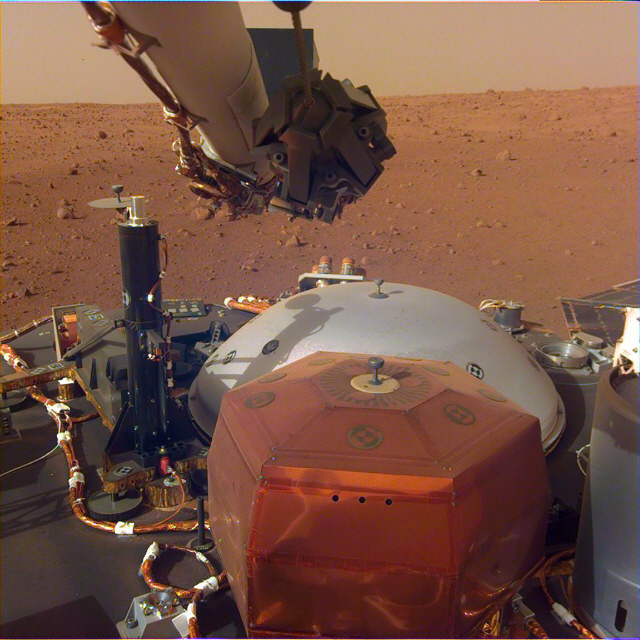 미국항공우주국(NASA)이 쏘아 올린 무인 화성 탐사선 인사이트(InSight)가 처음으로 화성의 바람 소리를 탐지했다고 7일(현지시간) 전해졌다. 사진은 화성 탐사선 인사이트(InSight)가 로봇팔에 달린 카메라로 촬영해 전송해온 화성 표면 모습. /AFP=연합뉴스